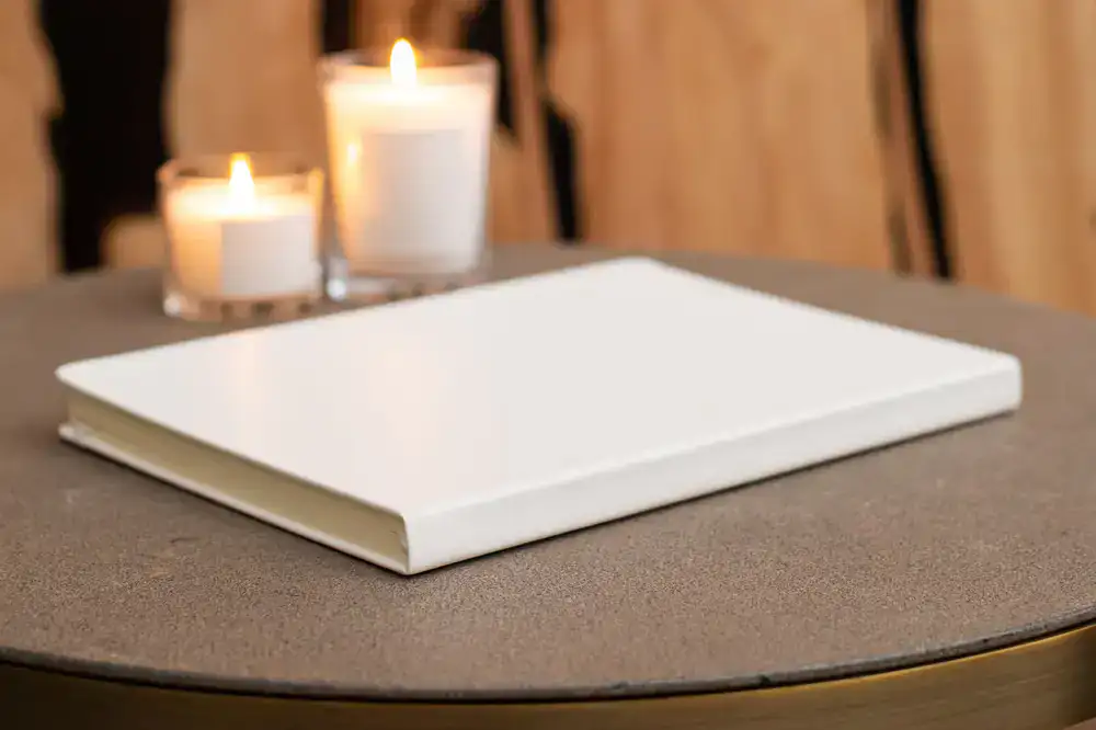Hardcover-Buch mit Leinenrücken