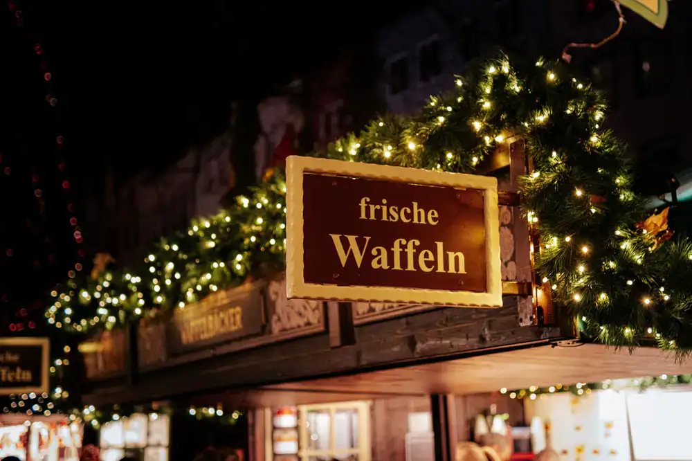 Arbeitstisch mit frisch gedruckten Papieren und Typografie-Mustern