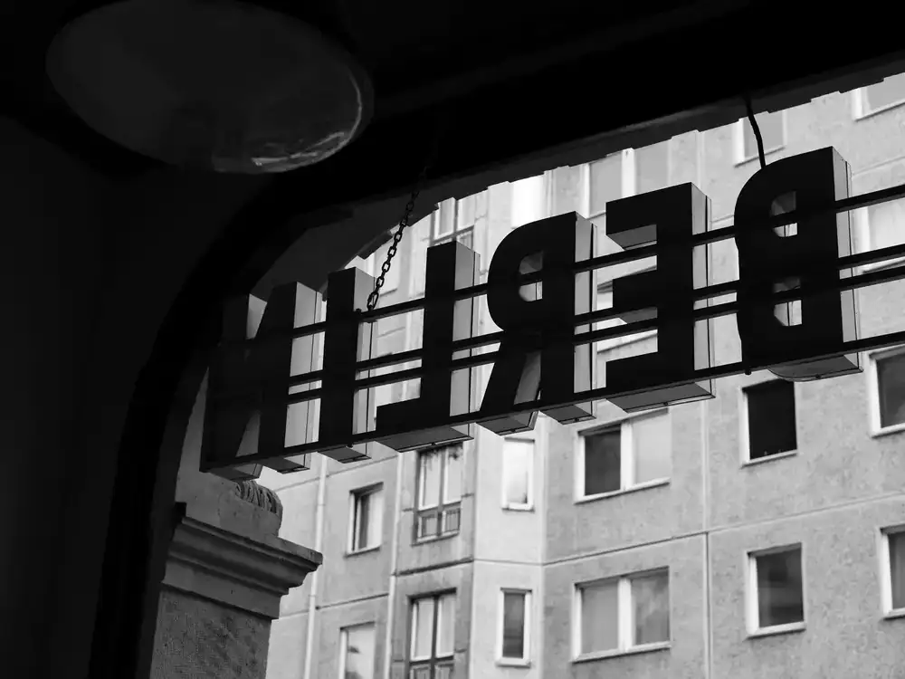 Gedrucktes Plakat mit fetter serifenloser Schrift