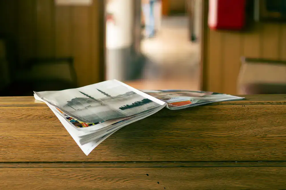 Aufgeschlagenes Magazin mit klarem Raster auf einem Schreibtisch