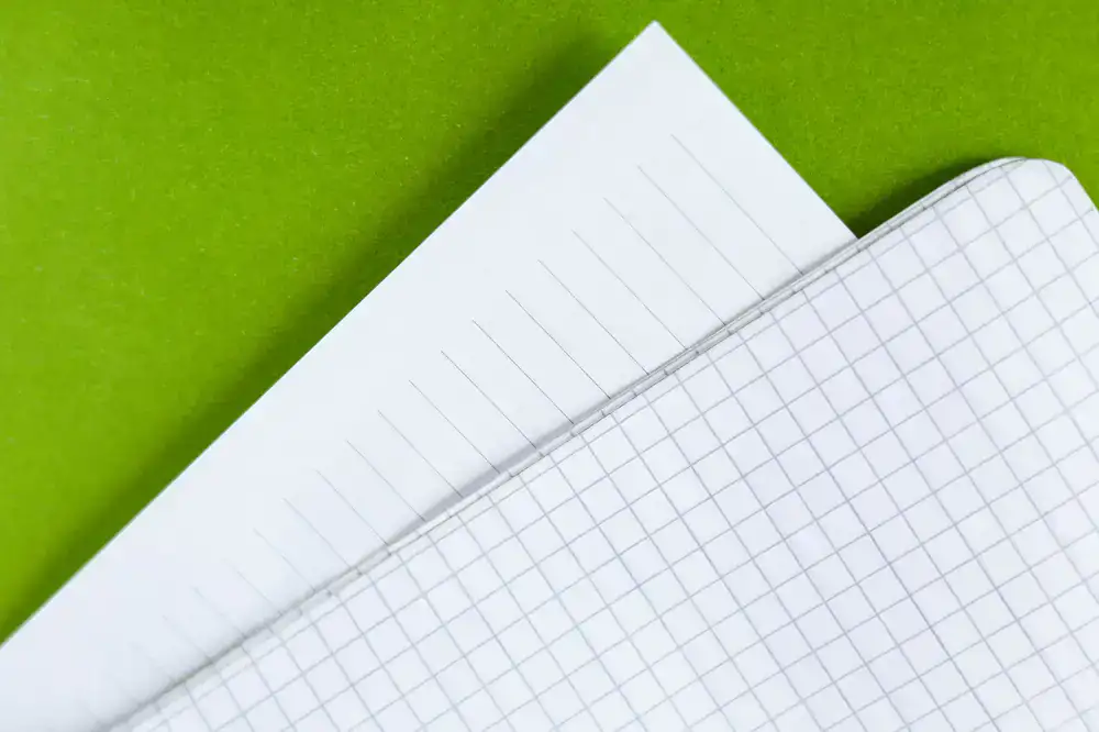 Nahaufnahme von strukturiertem Papier und Heißfolienprägung