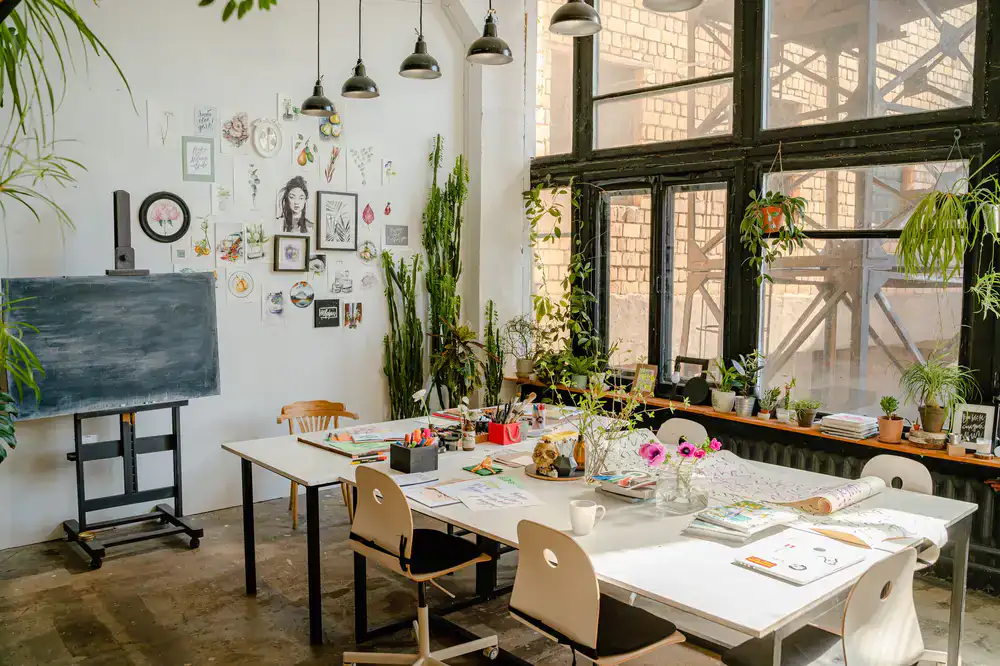 Einblick in unser Designstudio mit Papierproben und Typografie-Mustern